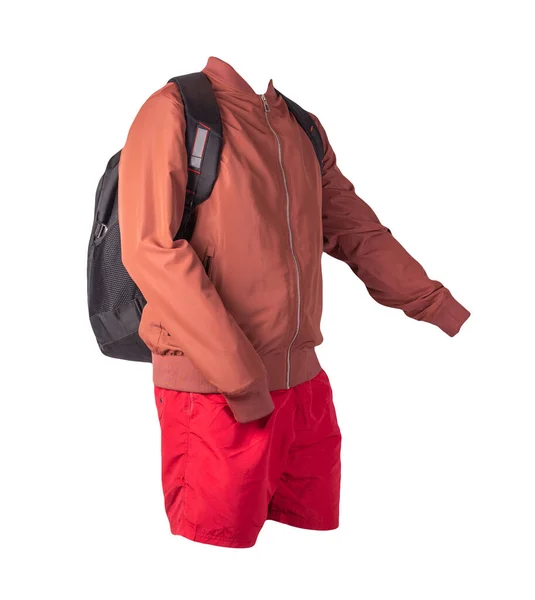 Schwarzer Rucksack Rote Shorts Rote Sommergestrickte Bomberjacke Auf Weißem Hintergrund — Stockfoto