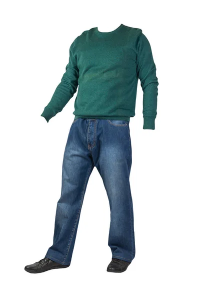 濃い青のジーンズ黒い革の靴白い背景に隔離された緑のセーター カジュアルスタイル — ストック写真