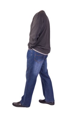 Mavi kot, gri beyaz kazak ve beyaz arka planda izole edilmiş siyah deri ayakkabılar. Erkeklerin günlük kıyafetleri