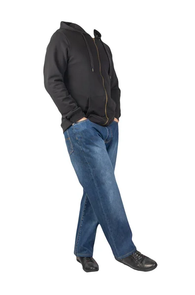 青いジーンズ フード付きの黒いスウェットシャツと黒の革の靴は白い背景のカジュアルな服に隔離されています — ストック写真