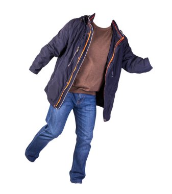 Fermuarlı koyu mavi ceket, kahverengi kazak ve beyaz arka planda izole edilmiş mavi kot pantolon. Sıradan moda kıyafetleri.