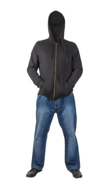 Mavi kot, kapüşonlu siyah sweatshirt ve beyaz arka planda izole edilmiş siyah deri ayakkabılar.