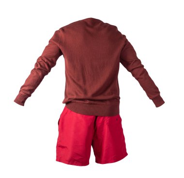 Örülmüş bordo kazak ve koyu mavi şort beyaz arka planda izole edilmiş. Her gün için şık kıyafetler.