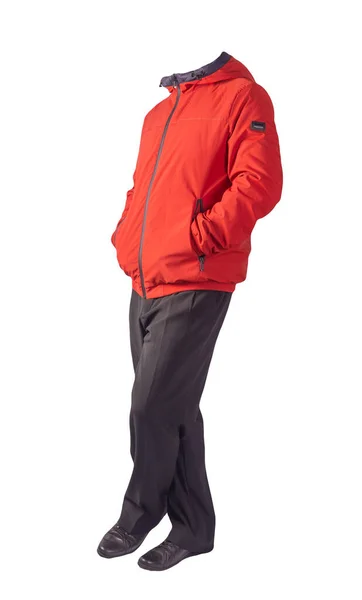 フード ブラックパンツ ブラックのレザーシューズがホワイトを基調としたレッドのジャケット 男性の秋服 — ストック写真