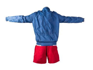 Erkekler mavi beyaz ceket ve beyaz arka planda izole edilmiş kırmızı şort. modaya uygun günlük kıyafetler.