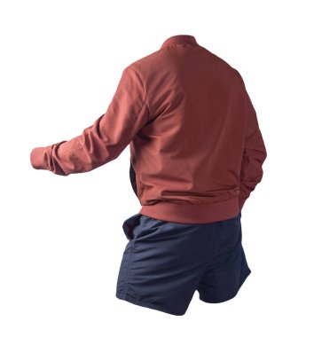 Erkekler kırmızı bombacı ceketi ve koyu mavi spor şortu beyaz arka planda izole edilmiş. modaya uygun günlük kıyafetler.