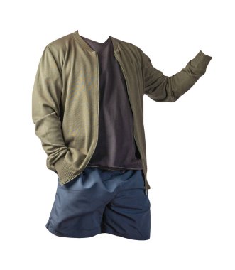 Koyu yeşil bombacı ceketi, siyah tişört ve beyaz arka planda koyu mavi spor şortu. modaya uygun günlük kıyafetler.