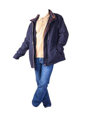 Koyu mavi ceket, bej gömlek ve beyaz arka planda izole edilmiş mavi kot pantolon. Sıradan moda kıyafetleri.