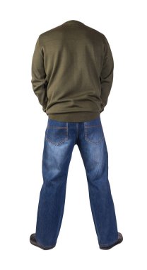 Koyu mavi kot, siyah deri ayakkabılar, koyu yeşil örgü bombacı ceketi, beyaz arka planda izole edilmiş. Sıradan stil