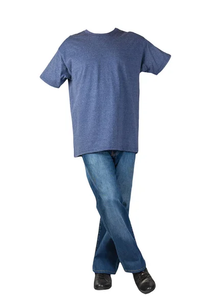 ダークブルーのジーンズ ブラックのレザーシューズ ヴィンテージのヘザーネイビーのTシャツ カジュアルスタイル — ストック写真
