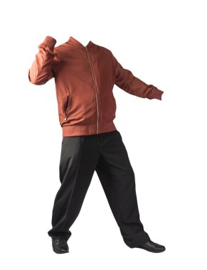 Kırmızı erkek ceketi, siyah pantolon ve beyaz arka planda izole edilmiş siyah deri ayakkabılar. Erkek sonbahar kıyafetleri.