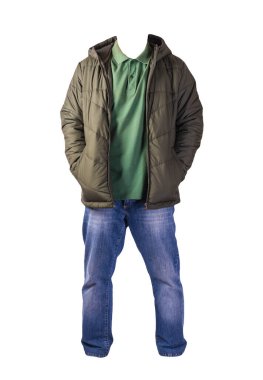 Fermuarlı koyu yeşil ceket, yeşil gömlek ve beyaz arka planda izole edilmiş mavi kot pantolon. Sıradan moda kıyafetleri.
