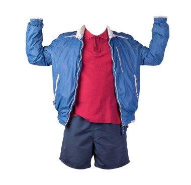 Beyaz erkek ceketi, koyu kırmızı gömlek ve beyaz arka planda izole edilmiş koyu mavi spor şort. modaya uygun günlük kıyafetler.