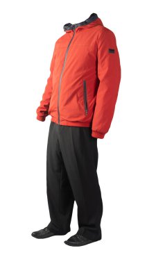 Kapüşonlu kırmızı erkek ceketi, siyah pantolon ve beyaz arka planda izole edilmiş siyah deri ayakkabılar. Erkek sonbahar kıyafetleri.