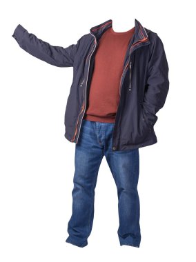 Fermuarlı mavi ceket, kırmızı kazak ve beyaz arka planda izole edilmiş mavi kot pantolon. Sıradan moda kıyafetleri.