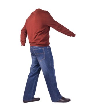 Koyu mavi kot, siyah deri ayakkabılar, beyaz arka planda koyu kırmızı kazak. Sıradan stil