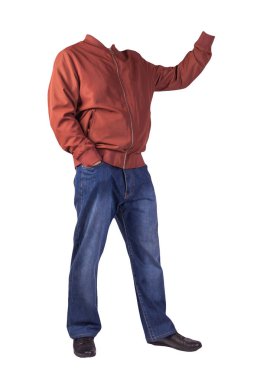 Koyu mavi kot, siyah deri ayakkabılar, beyaz arka planda izole edilmiş kırmızı bombacı ceketi. Sıradan stil