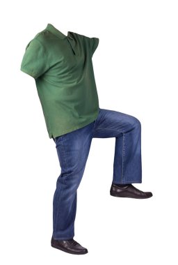 Koyu mavi kot, siyah deri ayakkabılar, beyaz arka planda izole düğmeleri olan koyu yeşil tişört. Sıradan stil