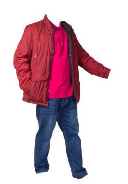 Kırmızı ceket, kırmızı gömlek ve beyaz arka planda izole edilmiş mavi kot pantolon. Sıradan moda kıyafetleri.