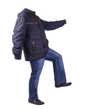 Koyu mavi kot, siyah deri ayakkabılar, koyu mavi turuncu ceket ve beyaz arka planda izole edilmiş bir kapüşon. Sıradan stil