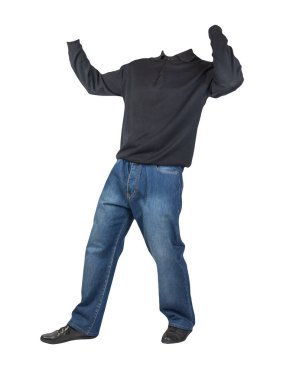 Koyu mavi kot, siyah deri ayakkabılar, beyaz arka planda siyah kazak. Sıradan stil