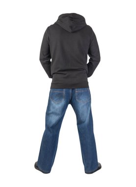 Mavi kot, kapüşonlu siyah sweatshirt ve beyaz arka planda izole edilmiş siyah deri ayakkabılar.