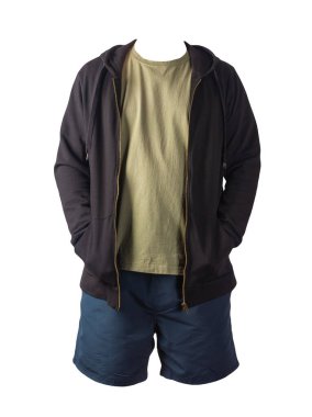 Demir fermuarlı kapüşonlu siyah kazak, zeytinli tişört ve beyaz arka planda koyu mavi spor şort. Günlük spor kıyafetleri.