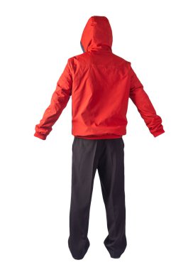 Kapüşonlu kırmızı erkek ceketi, siyah pantolon ve beyaz arka planda izole edilmiş siyah deri ayakkabılar. Erkek sonbahar kıyafetleri.