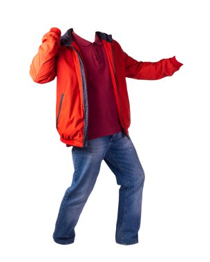 Fermuarlı kırmızı ceket, koyu kırmızı gömlek ve beyaz arka planda izole edilmiş mavi kot pantolon. Sıradan moda kıyafetleri.