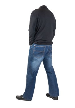 Koyu mavi kot, siyah deri ayakkabılar, beyaz arka planda siyah kazak. Sıradan stil