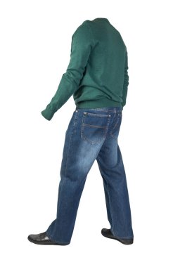 Koyu mavi kot, siyah deri ayakkabılar, beyaz arka planda izole edilmiş yeşil kazak. Sıradan stil