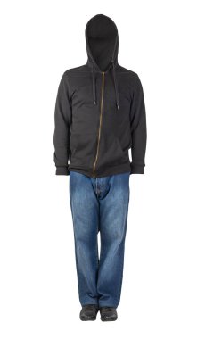 Mavi kot, kapüşonlu siyah sweatshirt ve beyaz arka planda izole edilmiş siyah deri ayakkabılar.