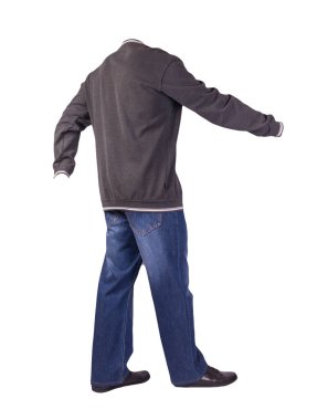 Mavi kot, gri beyaz kazak ve beyaz arka planda izole edilmiş siyah deri ayakkabılar. Erkeklerin günlük kıyafetleri