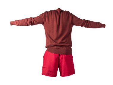 Beyaz arka planda örülmüş bordo kazak ve kırmızı şort. Her gün için şık kıyafetler.