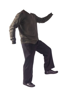 Koyu yeşil bombacı ceketi, siyah pantolon ve beyaz arka planda izole edilmiş siyah deri ayakkabılar. Erkek sonbahar kıyafetleri.