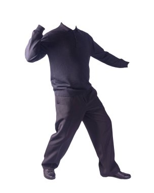 Siyah erkek kazağı, siyah pantolon ve siyah deri ayakkabılar. Beyaz arka planda izole edilmiş. Günlük kıyafetler.