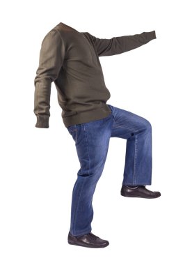 Koyu mavi kot, siyah deri ayakkabılar, koyu yeşil örgü bombacı ceketi, beyaz arka planda izole edilmiş. Sıradan stil