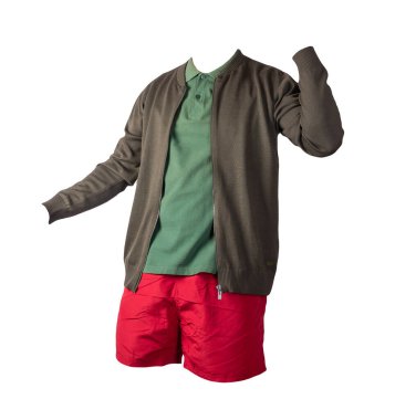 Koyu yeşil örgü bombacı ceketi, koyu yeşil gömlek ve beyaz arka planda izole edilmiş kırmızı şort. modaya uygun günlük kıyafetler.