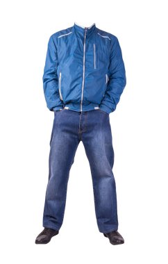 Koyu mavi kot, siyah deri ayakkabılar, beyaz arka planda izole edilmiş mavi rüzgarlık ceket. Sıradan stil