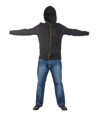 Mavi kot, kapüşonlu siyah sweatshirt ve beyaz arka planda izole edilmiş siyah deri ayakkabılar.