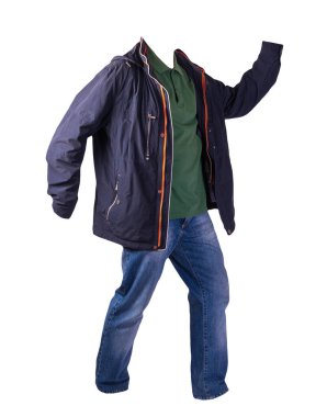 Fermuarlı koyu mavi ceket, yeşil gömlek ve beyaz arka planda izole edilmiş mavi kot pantolon. Sıradan moda kıyafetleri.