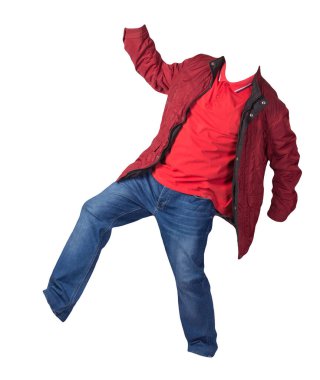 Kırmızı ceket, turuncu gömlek ve beyaz arka planda izole edilmiş kot pantolon. Sıradan moda kıyafetleri.