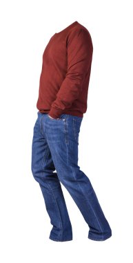 Erkekler koyu kırmızı kazak ve mavi kot pantolon. Beyaz arka planda izole edilmiş. Günlük kıyafetler.