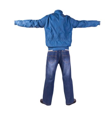 Koyu mavi kot, siyah deri ayakkabılar, beyaz arka planda izole edilmiş mavi rüzgarlık ceket. Sıradan stil