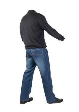 Koyu mavi kot, siyah deri ayakkabılar, beyaz arka planda siyah kazak. Sıradan stil