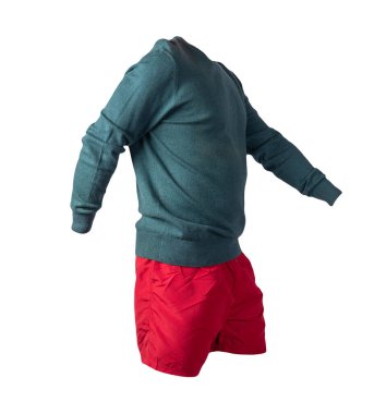 Beyaz arka planda örülmüş yeşil kazak ve kırmızı şort. Her gün için şık kıyafetler.