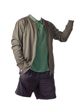 Koyu yeşil bombacı ceketi, koyu yeşil gömleği ve beyaz arka planda siyah spor şortu. modaya uygun günlük kıyafetler.