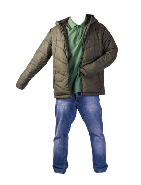 Fermuarlı koyu yeşil ceket, yeşil gömlek ve beyaz arka planda izole edilmiş mavi kot pantolon. Sıradan moda kıyafetleri.