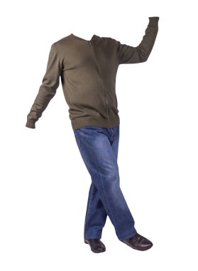 Koyu mavi kot, siyah deri ayakkabılar, koyu yeşil örgü bombacı ceketi, beyaz arka planda izole edilmiş. Sıradan stil