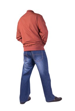 Koyu mavi kot, siyah deri ayakkabılar, beyaz arka planda izole edilmiş kırmızı bombacı ceketi. Sıradan stil